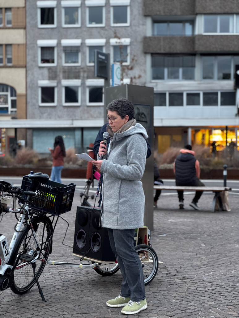 Miriam Haidle spricht für #Zusammenhalten Pforzheim bei der Spezial-Critical Mass zur Bundestagswahl am 22.02.2025