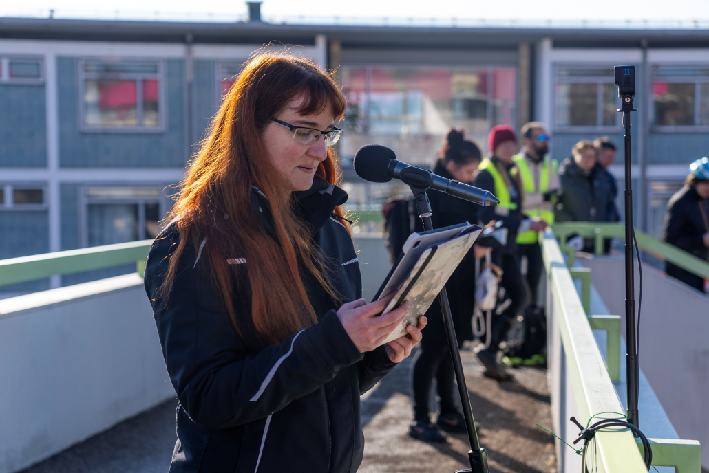 Nora Bendig spricht bei der Gedenkversammlung für Andreas Mandalka alias Natenom am 02.02.2025 in Pforzheim