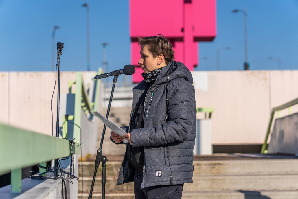 Ulrike Medger spricht bei der Gedenkversammlung für Andreas Mandalka alias Natenom am 02.02.2025 in Pforzheim