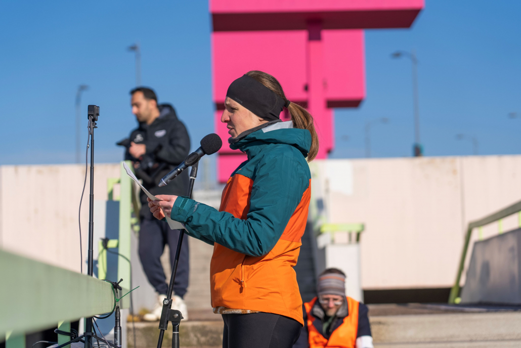 Mirjam Brinkmann, Referentin Mobilität & Verkehr beim ADFC Baden-Württemberg, spricht bei der Gedenkversammlung für Andreas Mandalka alias Natenom am 02.02.2025 in Pforzheim