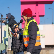 Petra Schulz, Landesvorstand VCD Baden-Württemberg, spricht bei der Gedenkversammlung für Andreas Mandalka alias Natenom am 02.02.2025 in Pforzheim