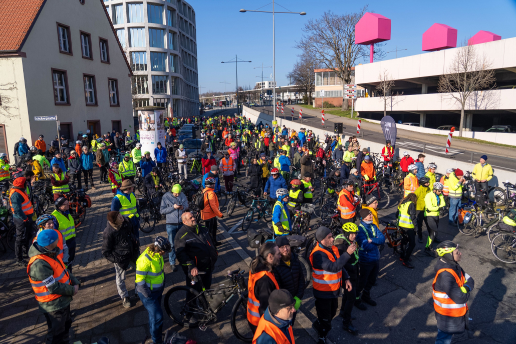 Rund 400 Teilnehmende der Gedenkversammlung für Andreas Mandalka alias Natenom am 02.02.2025 in Pforzheim